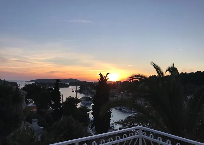 Apartment In Maslinica 70M From The Sea