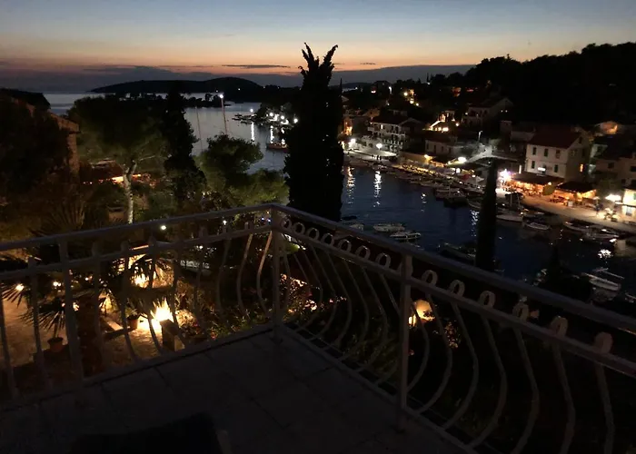 Apartment In Maslinica 70M From The Sea