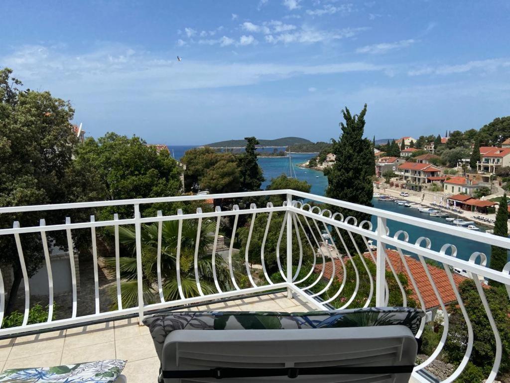 In 70m From The Sea Appartement Maslinica