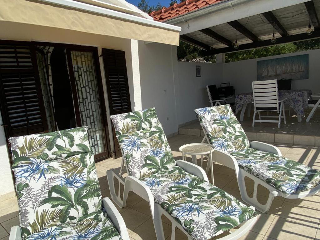 In 70m From The Sea Appartement Maslinica